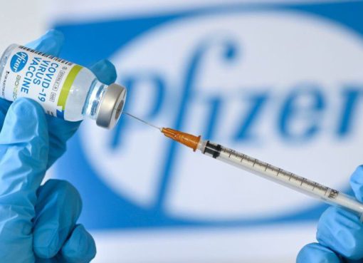 Bir tarafta ölümcül hastalığa karşı aşı, diğer tarafta alerji! Pfizer-BioNTech firmasının COVID-19 için geliştirdiği aşı FDA’nın acil kullanım izni vermeye başlamasıyla birlikte bu günlerde yapılmaya başladı; alerji vakaları tartışmaları da beraberinde getirdi. 