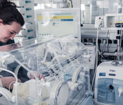 Dräger’in geliştirdiği Babylog ventilatör, hassas akciğerleri ve gelişmekte olan beyni koruyarak ventilasyon işlemini gerçekleştiriyor...