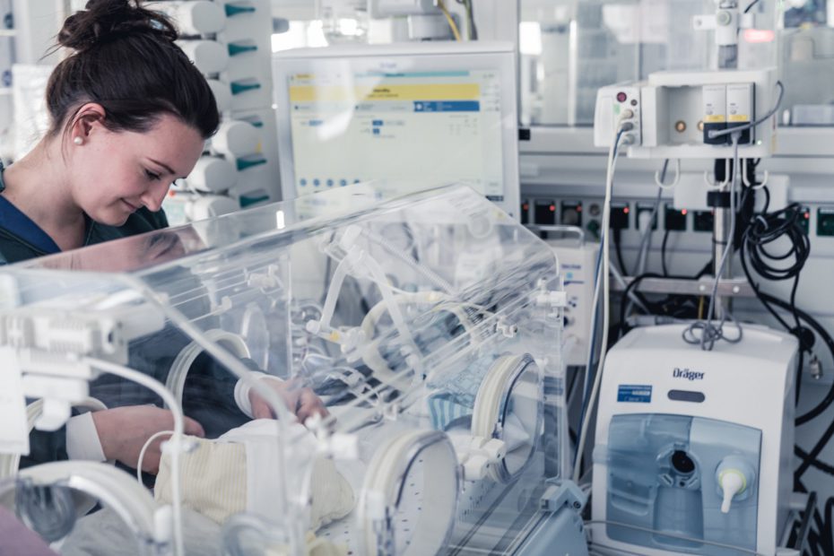 Dräger’in geliştirdiği Babylog ventilatör, hassas akciğerleri ve gelişmekte olan beyni koruyarak ventilasyon işlemini gerçekleştiriyor...
