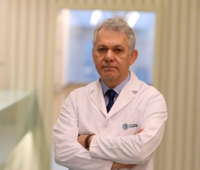 KBB Uzmanı Prof. Dr. Murat Topak; “Otoskleroz iç kulağın kemik bölümünden ve üzengi kemikçiğinin tabanından kaynaklanıyor" dedi.