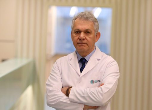KBB Uzmanı Prof. Dr. Murat Topak; “Otoskleroz iç kulağın kemik bölümünden ve üzengi kemikçiğinin tabanından kaynaklanıyor" dedi.