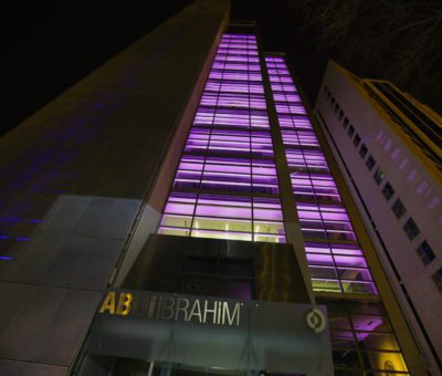 Abdi İbrahim, 26 Mart Dünya Epilepsi Günü'nde farkındalık yaratmak amacıyla, genel müdürlük binasını hastalığın sembol rengiyle aydınlatıyor.