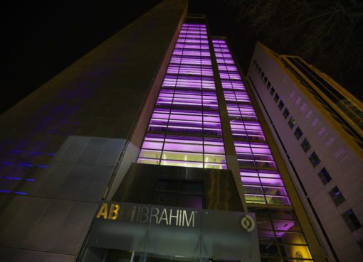 Abdi İbrahim, 26 Mart Dünya Epilepsi Günü'nde farkındalık yaratmak amacıyla, genel müdürlük binasını hastalığın sembol rengiyle aydınlatıyor.