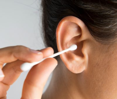 Kulak temizleme çubukları, kulak sağlığını tehlikeye atıyor, yanlış kullanımlar sonucunda kulak zarına zarar verebiliyor...