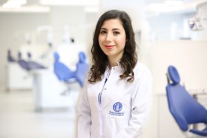 Diş taşı, doğal veya protez diş yüzeylerinde biriken dental plağın kalsifiye olmasıyla oluşur. Diş eti kenarının üzerinde görülebilir...