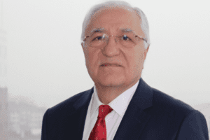 8 bin hastayı girişimsel işlemlerle sağlıklarına kavuşturmanın mutluluğunu yaşadıklarını belirten Prof. Dr. Ali Oto, kardiyolojide girişimsel işlemlerin geldiği nokta ile ilgili olarak şu açıklamalarda bulundu: “Gelişen teknolojinin hızla uygulamaya aktarılması ile son 30 yılda ve özellikle son 10 yılda kalp ve damar hastalıklarının tedavisinde devrim niteliğinde gelişmeler oldu. Daha önceleri tedavi edilemeyen ya da ancak büyük cerrahi yöntemlerle göğüs kafesi açılarak tedavisi sağlanabilen birçok hastalık, artık günübirlik ya da çok kısa süre hastaneye yatış gerektiren ve damardan girilerek, göğüs açılmadan, genel anestezi gerekmeden yapılan girişimsel işlemlerle çözülebilir hale geldi. Bütün bu hızlı gelişim sürecinde yararlı olduğu kabul gören yenilikleri hastalarımıza aktararak onları sağlığa kavuşturmanın, çoğu kez çözülemeyen sorunlarını çözebilmenin mutluluğunu yaşıyoruz. Ayrıca gelişmelerin ve değişimin bir parçası olmaktan gurur duyuyoruz.”