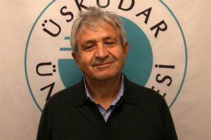 Pandemi süresinde insanların ağız ve diş sağlığı problemlerini ertelediklerini belirten Prof. Dr. Yumuşhan Günay, “İnsanlar acil olarak yaşadıkları problemlerin çözümü için bir çaba sarf ettiler. Ancak özellikle pandeminin ilk 6 ayında ağız ve diş sağlığı klinikleri ile sağlık kurumlarının faaliyetlerini asgariye indirmeleri neticesinde problemlerin çözümü konusunda ciddi güçlük yaşandı. Hastalar diş apsesi, ağrı ve protezlerle ilgili problemlerin çözümünde hekim bulma konusunda güçlük yaşadı. Pandemiye karşı hızlı önlem alma ve tedavi protokollerini oturtma konusunda seri çözüm üreterek önlemler alabilen klinikler çok yoğun bir hasta talebi ile karşılaştı. Diş hekimliğinin virüsün bulaşması açısından yüksek risk oluşturması ile ağız ve diş sağlığı hizmetlerinin devam ettirilebilmesi arasındaki ince dengeyi kurabilen klinikler bu zor günlerde çok ciddi bir sağlık hizmeti yürüttü” dedi.