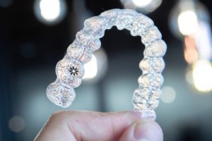 Diş çapraşıklığı tedavisinde diş tellerine kıyasla daha kısa ve daha az ağrılı bir alternatif olarak son yıllarda giderek yaygınlaşan Invisalign şeffaf plak tedavi sistemi, Marmara Üniversitesi Diş Hekimliği Fakültesi bünyesinde kullanılmaya başlandı. Metal tel ve braket kullanılmadan dişlerin düzelmesini sağlayan Invisalign şeffaf plak tedavisinde neredeyse görünmeyen ve hasta tarafından dilenildiğinde çıkarılabilen şeffaf plaklar kullanılıyor. Plakların çıkarılabilir ve neredeyse görünmez olması sayesinde hastalar, yeme-içme alışkanlıklarından feragat etmeden gündelik yaşamlarını kesintisiz sürdürebiliyor ve nişan, düğün, mezuniyet balosu gibi özel etkinliklerde gülümseyememe endişesini taşımıyor. 