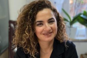 TÜSAD Astım ve Alerji Çalışma Grubu Başkanı Prof. Dr. Zeynep Ferhan Özşeker, astımda aşının önemine dikkat çekerek şunları söyledi: “Astım belirtileri kontrol altında olan alerjik astımlı hastalarda; alerjik olunan maddeye karşı yapılan aşılar da tedavi de oldukça etkilidir. Astım hastalarının yıllık grip aşılarını olmaları, özellikle ağır astımlı hastalara zatürre aşısı yapılması önerilir. Astımlılara aşı sıraları geldiğinde mutlaka Covid-19 aşılarını olmalarını da öneriyoruz.”