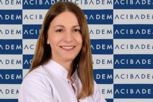 Acıbadem Maslak Hastanesi Fizik Tedavi ve Rehabilitasyon Uzmanı Prof. Dr. Meral Bayramoğlu, günde üç-dört kez 15-20 dakikalık egzersiz yaparak önemli faydalar sağlanabileceğini, ancak sakatlanmalara yol açmamak için bazı kurallara çok dikkat edilmesi gerektiğini belirtiyor. Fizik Tedavi ve Rehabilitasyon Uzmanı Prof. Dr. Meral Bayramoğlu, evde egzersiz yaparken dikkat edilmesi gereken kuralları anlattı, önemli uyarılar ve önerilerde bulundu.