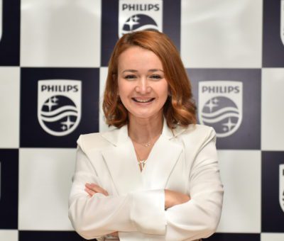 İstanbul Teknik Üniversitesi Gıda Mühendisliği bölümünden birincilikle mezun olan Sibel Yıldız, Boğaziçi Üniversitesi’nde Executive MBA programını tamamladı. Kariyer hayatına 2003 yılında Agrana Foods’ta Ürün Müdürü olarak başlayan Yıldız, Tat Gıda ve Henkel’de satış ve pazarlama rollerinde görev aldı. Philips’teki kariyerine 2008 yılında Türk Philips Tüketici Elektroniği/Küçük Ev Aletleri bölümünde başlayan Yıldız, buradaki 13 yıllık çalışma hayatı boyunca sırasıyla Pazarlama Müdürü, Kategori Pazarlama Müdürü, Türkiye Pazarlama Direktörü, Orta Doğu ve Türkiye Pazarlama Direktörü görevlerini yerine getirdi. Sibel Yıldız, kurduğu güçlü, çok yönlü ve atik pazarlama ekibiyle Orta Doğu ve Türkiye bölgesinde Philips markasını Küçük Ev Aletleri sektöründe liderliğe taşırken, dijital ve pazarlama dönüşüm programlarına öncülük etti. Birçok ödüllü projeye imza atan Yıldız, 2020 yılında Fortune Dergisi Türkiye’nin En Etkili 50 CMO’su listesinde yer aldı.