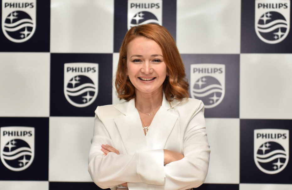 İstanbul Teknik Üniversitesi Gıda Mühendisliği bölümünden birincilikle mezun olan Sibel Yıldız, Boğaziçi Üniversitesi’nde Executive MBA programını tamamladı. Kariyer hayatına 2003 yılında Agrana Foods’ta Ürün Müdürü olarak başlayan Yıldız, Tat Gıda ve Henkel’de satış ve pazarlama rollerinde görev aldı. Philips’teki kariyerine 2008 yılında Türk Philips Tüketici Elektroniği/Küçük Ev Aletleri bölümünde başlayan Yıldız, buradaki 13 yıllık çalışma hayatı boyunca sırasıyla Pazarlama Müdürü, Kategori Pazarlama Müdürü, Türkiye Pazarlama Direktörü, Orta Doğu ve Türkiye Pazarlama Direktörü görevlerini yerine getirdi. Sibel Yıldız, kurduğu güçlü, çok yönlü ve atik pazarlama ekibiyle Orta Doğu ve Türkiye bölgesinde Philips markasını Küçük Ev Aletleri sektöründe liderliğe taşırken, dijital ve pazarlama dönüşüm programlarına öncülük etti. Birçok ödüllü projeye imza atan Yıldız, 2020 yılında Fortune Dergisi Türkiye’nin En Etkili 50 CMO’su listesinde yer aldı.
