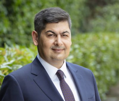 Genel Müdür olarak atanmadan önce Türkiye İş Bankası A.Ş. Bireysel Bankacılık Pazarlama Bölümü Bölüm Müdürü görevini yürüten Sezercan