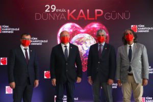 Kalp ve damar hastalıkları dünyadaki en önemli ölüm nedeni olmaya devam ediyor. Kalp ve damar hastalıklarına neden olan en önemli risk faktörleri tansiyon ve kolesterol yüksekliği, kilo, hareketsizlik, şeker hastalığı ve sigara kullanımı olarak sıralanıyor. Dünya Kalp Federasyonu tarafından belirlenen 29 Eylül günü her yıl tüm dünyada Dünya Kalp Günü olarak kabul ediliyor ve bu gün kapsamında tüm dünyada kalp ve damar hastalıklarına yönelik farkındalık çalışmaları yapılıyor. Türk Kardiyoloji Derneği ülkemizde bu çalışmaları destekliyor ve kalp sağlığı farkındalığına yönelik çeşitli etkinliklerle Türkiye kamuoyunu doğru bilgilendirmek için çalışıyor. Bu doğrultuda Türk Kardiyoloji Derneği Başkanı Prof. Dr. Vedat Aytekin‘in ev sahipliğinde ve Türk Kardiyoloji Derneği Yönetim Kurulu üyelerinin de katıldığı bir basın toplantısı düzenlendi. Sağlıklı kalpler ile geleceğe