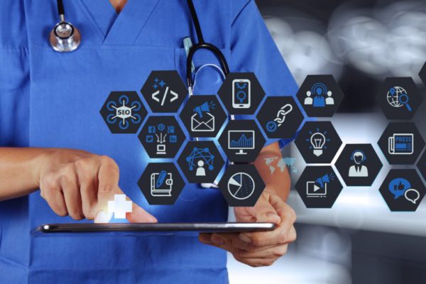 Citrix'te İş Stratejisinden Sorumlu Başkan Yardımcısı Tim Minahan, Fierce Healthcare'e yaptığı açıklamada; pandeminin, daha önce işletmeleri geride tutan uzaktan çalışma ile bazı tabuları ortadan kaldırmaya yardımcı olduğunu söyledi ve ekledi: “Kenarlara dokunmuşlardı, ancak kesinlikle pandemi onları büyük bir ivmeye soktu. Yine de bu kadar hızlı değişim bazı kaçınılmaz sonuçlar doğuruyor. Özellikle sağlık kuruluşları, gereklilik nedeniyle çok fazla yatırım yapmak zorunda kaldılar ve zaten marj duyarlı bir işte, birçok sağlık hizmeti sağlayıcısı şu anda maliyet konusunda çok fazla baskı altında.” Minahan’a göre; ancak hiper inovasyon dönemi daha yeni başladı ve işletmeler artık buradan geri dönmek istemiyor.