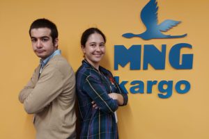 MNG Kargo, sektöründe ve iş dünyasında örnek oluşturacak bir projeye daha imza atarak, Tohum Otizm Vakfı ile bir istihdam programı hayata geçirdi. Otizmli gençlerin mesleki becerilerinin geliştirilerek topluma kazandırılmasını amaçlayan program kapsamında ilk etapta 3 otizmli genç, öncelikle süpervizörleri eşliğinde İnsan Kaynakları, Genel Muhasebe ve Müşteri Deneyimi birimlerinde Destek Elemanı olarak görev yapmaya başladı. Gelişimleri doğrultusunda ise yıl içerisinde farklı birimlerde de görev yapmaları planlanıyor.