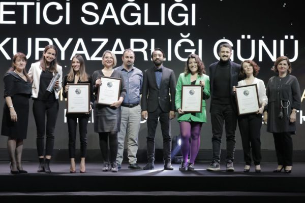 The ONE Awards’da bu yıl “Kurumsal Sosyal Sorumluluk Kategorisi”nde The ONE Awards Özel Ödülü’nün sahibi “22 Ekim Sağlık Okuryazarlığı Günü” projesiyle “Bayer Tüketici Sağlığı” oldu.