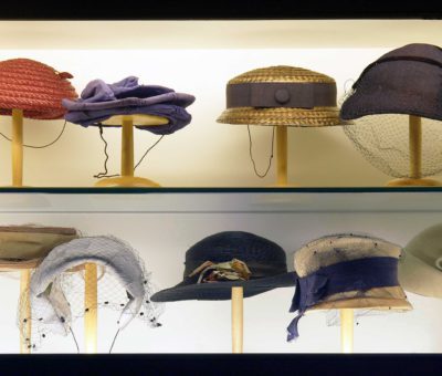 Şapkaların kullanımına dair bilinen en eski tasvir, M.Ö. 3200’lere ait olduğu saptanan antik Mısır mezar resimleri. 18’inci yüzyıldan itibaren bir moda aksesuarı ve statü sembolü olarak kullanılmaya başlanan şapkanın yapımı da bir sanat haline geldi ve bunun için özel atölyeler kuruldu. Birinci Dünya Savaşı’na kadar abartılı süslemelere sahip şapkalar, savaş sonrası oldukça sadeleşmesine rağmen yine de vazgeçilmedi.