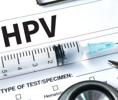 HPV, (Human Papilloma Virüsü) kadınlarda çoğunlukla cinsel yolla bulaşarak rahim ağzı kanserine neden olurken, erkeklerde ise ağız, yutak, anüs ve penis kanseri ile genital bölgede siğillere neden olmaktadır. Erken teşhis ve doğru planlanan tedavi sayesinde HPV ile mücadele etmek mümkün olabiliyor. Yeni Yüzyıl Üniversitesi Gaziosmanpaşa Hastanesi üroloji bölümünden, Prof. Dr. Fatih Altunrende, HPV virüsü hakkında bilgi verirken, insanlarda hastalığa neden olan HPV'nin, bilinenin aksine ortak kullanılan havuzlardan veya tuvaletlerden bulaşmayacağını ifade etti. Ayrıca HPV’nin ender de olsa vulva, vajen, anüs, ağız ve yutak kanseri gibi kanserlere de yol açabileceğinin bilgisini paylaştı.