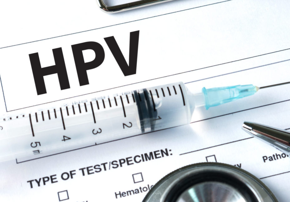 HPV, (Human Papilloma Virüsü) kadınlarda çoğunlukla cinsel yolla bulaşarak rahim ağzı kanserine neden olurken, erkeklerde ise ağız, yutak, anüs ve penis kanseri ile genital bölgede siğillere neden olmaktadır. Erken teşhis ve doğru planlanan tedavi sayesinde HPV ile mücadele etmek mümkün olabiliyor. Yeni Yüzyıl Üniversitesi Gaziosmanpaşa Hastanesi üroloji bölümünden, Prof. Dr. Fatih Altunrende, HPV virüsü hakkında bilgi verirken, insanlarda hastalığa neden olan HPV'nin, bilinenin aksine ortak kullanılan havuzlardan veya tuvaletlerden bulaşmayacağını ifade etti. Ayrıca HPV’nin ender de olsa vulva, vajen, anüs, ağız ve yutak kanseri gibi kanserlere de yol açabileceğinin bilgisini paylaştı.