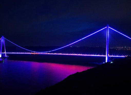 İstanbul’un simgelerinden Fatih Sultan Mehmet Köprüsü ve Yavuz Sultan Selim Köprüsü, epilepsi hastalığıyla ilgili bilinçlendirmeyi hedefleyen "Epilepsi İçin Bak" farkındalık kampanyasının Dünya Epilepsi Günü etkinlikleri kapsamında mor renkle ışıklandırıldı.