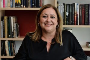 Programın açılış etkinliğinde konuşan Akbank İnsan ve Kültür Genel Müdür Yardımcısı Pınar Anapa, Akbank olarak kadınların iş hayatında ve toplumdaki yerinin güçlendirmesini çok önemsediklerinin altını çizerek, programla ilgili şu bilgileri paylaştı: “Biz kurum olarak kadının iş hayatındaki ve toplumdaki yerinin güçlendirilmesini önemsiyor ve daha görünür olması gerektiğine inanıyoruz. Bu yolda atılan her adım daha kapsayıcı bir gelecek için cesaret veriyor. Biz Akbanklı kadınlar olarak ne kadar güçlü olduğumuzu biliyoruz. Bunu daha da sağlamlaştırmak adına her sürecimizi yakından takip ediyor ve geliştiriyoruz. Şimdi bu yaklaşımımızla topluma da fayda sağlayabilmek için Rol Model Akbanklı Kadın Programı’na başlıyoruz. Herkese ilham olacak kadın hikâyelerini beraber ortaya çıkarmayı ve bu hikâyelerden güç alarak toplumda dönüşüm için kelebek etkisi yaratmayı istiyoruz. Kapsayıcı bir toplum olmak adına hayal ve ideallerini paylaşan Akbanklılar arasından 20 arkadaşımız programın ilk katılımcıları oldu. Dört modülden oluşan ve 6 ay sürecek eğitim programının sonunda rol model Akbanklı kadınların toplumsal cinsiyet eşitliği adına yeni projeler geliştirmelerini mentorluk yapmalarını ve değer ağı oluşturmalarını hedefliyoruz. ”