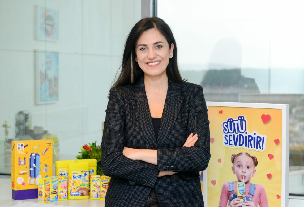 Nestlé Türkiye çatısı altında 20 yıllık tecrübesi ile Nestlé Türkiye Sütlü İçecekler İş Birimi Genel Müdürlüğü görevini yürüten Buse Aksu Özgen, kariyerine Nestlé Genel Merkezde Sütlü İçecekler Stratejik İş Birimi Strateji Geliştirme Müdürü olarak devam edecek. Nestlé Türkiye’nin ilham veren kadın liderleri arasında yer alan Özgen, Nisan ayı itibarı ile sütlü içecekler iş birimi için küresel stratejilerin belirlenmesine ve süreçlerinin yönetimine katkıda bulunacak. Ayrıca yeni fırsatlar ve iş modelleri geliştirmekten de sorumlu olacak.