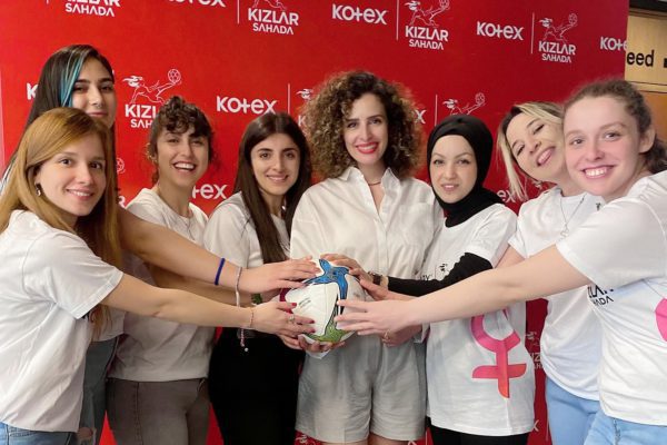 Kimberly-Clark bünyesinde hijyenik ped pazarının önemli oyuncusu Kotex, Kızlar Sahada iş birliği ile hayata geçirdiği Kotex Kızlar Sahada Futbolcu Gelişim Programı’nda iki yılı geride bıraktı. Futboldaki tabuları yıkarak pek çok markaya örnek olan Kotex ve Kızlar Sahada, programın iki yılına ait detayları 25 Nisan Pazartesi günü düzenlenen basın toplantısında paylaştı. Kimberly-Clark Türkiye Pazarlama Direktörü Orjin İbar ve Kızlar Sahada Kurucu Ortağı Kiraz Öcal, programa dair verileri birlikte açıkladı.