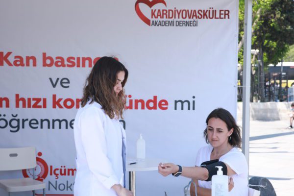Kardiyovasküler Akademi Derneği'nin AstraZeneca Türkiye ve OMRON Healthcare'in koşulsuz desteği ile hayata geçirdiği “HayATIMın HIZI Kontrolümde” projesi kapsamında, 17 Mayıs Dünya Hipertansiyon Günü'nde Ankara ve İstanbul'da kurulan sağlık çadırlarında uzman doktorlar ve sağlık çalışanları, 1000'in üzerinde ziyaretçinin tansiyon ve nabız ölçümlerini yaparak ziyaretçilere konuyla ilgili bilgi verdi.