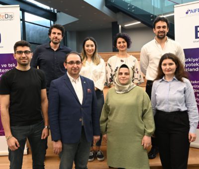 Araştırmacı İlaç Firmaları Derneği (AIFD) tarafından desteklenen, ReDis Innovation'ın yürütücülüğünü üstlendiği BIO Startup Program'ın Demo Day Etkinliği, 13 Mayıs 2022 tarihinde Boğaziçi Üniversitesi Kandilli Derin Teknoloji Üssü'nde, İstanbul Sağlık Endüstrisi Kümelenmesi (İSEK) iş birliğinde gerçekleşti. Etkinlikte 11 startup sunumlarını yaparak programı başarıyla tamamladı. Jüri değerlendirmesi sonucu puanlandırılan biyogirişimciler “BIO Startup Küresel Şirket ve Yatırımcı Buluşmaları”nda küresel biyoteknoloji ekosisteminin aktörleri, yatırımcılar ve şirketlerle bir araya gelmeye ve görüşmeler yapmaya devam edecek. 