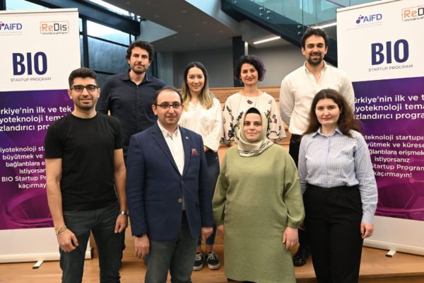 Araştırmacı İlaç Firmaları Derneği (AIFD) tarafından desteklenen, ReDis Innovation'ın yürütücülüğünü üstlendiği BIO Startup Program'ın Demo Day Etkinliği, 13 Mayıs 2022 tarihinde Boğaziçi Üniversitesi Kandilli Derin Teknoloji Üssü'nde, İstanbul Sağlık Endüstrisi Kümelenmesi (İSEK) iş birliğinde gerçekleşti. Etkinlikte 11 startup sunumlarını yaparak programı başarıyla tamamladı. Jüri değerlendirmesi sonucu puanlandırılan biyogirişimciler “BIO Startup Küresel Şirket ve Yatırımcı Buluşmaları”nda küresel biyoteknoloji ekosisteminin aktörleri, yatırımcılar ve şirketlerle bir araya gelmeye ve görüşmeler yapmaya devam edecek. 