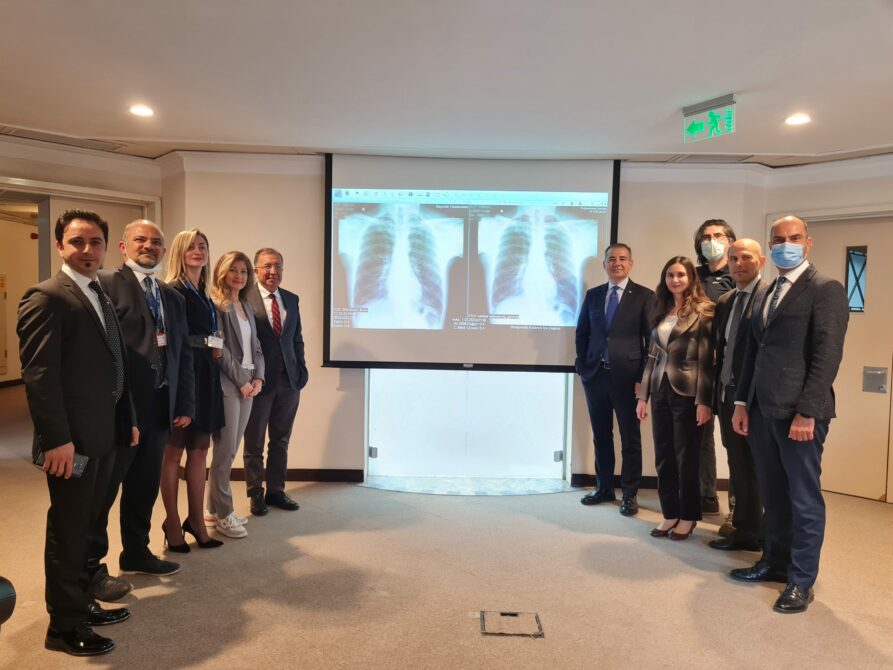 GE Sağlık ve Türkiye'de 30 yıldır sağlık sektörünün öncü markalarından biri olarak hizmet veren Bayındır Sağlık Grubu, göğüs röntgeni ve mamografi alanında yapay zekaya dayalı üç uygulamayı test etmek için anlaşma imzaladı. Bu kapsamda, yapay zeka tabanlı olan ve olmayan klinik uygulamaları klinik iş akışlarına sorunsuz bir şekilde dağıtıp entegre etmek için geliştirilen bir çözüm olan GE Sağlık’ın Edison Open AI Orchestrator yazılımı da değerlendirilecek.
