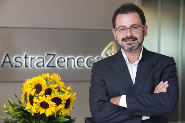 AstraZeneca Türkiye adına ödülü alan AstraZeneca Orta Doğu ve Afrika (MEA) Bölgesi Dijital ve İnovasyon Lideri Tuna Taş, “AstraZeneca Türkiye olarak yaşama değer katan ilaçları keşfetmek amacıyla bilimin sınırlarını zorlarken toplum sağlığının geliştirilmesine destek vermeyi de kurumsal sorumluluklarımız ve önceliklerimiz arasında görüyoruz. Bu kapsamda Mersin Üniversitesi Tıp Fakültesi Hastanesi ile yapmış olduğumuz projede ileri düzey yapay zekâ teknolojisiyle, erken teşhis konulan hastaların hayatlarına dokunulmasına ve doğru tedavilerle çok daha erken tanışmalarına olanak sağlamış olduk. Aldığımız bu ödüller, yapay zekâ ve veri kaynaklarından en iyi şekilde yararlanılması için yaptığımız çalışmaların ne denli yerinde olduğunu gösterirken bize daha iyisini yapma yolunda da motivasyon kaynağı oluyor. Teknolojinin gücünü kullanarak hastaların hayatlarını kolaylaştıracak ve yaşamlarında fark yaratacak çözümler sunmaya, projeler geliştirmeye devam edeceğiz” dedi.