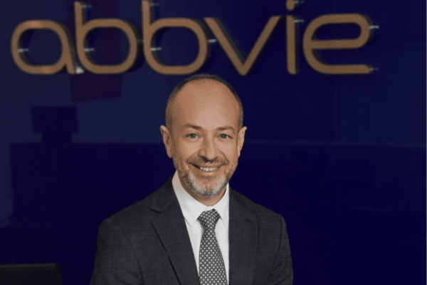 Kadınların hem sosyal yaşamda hem de iş yaşamında varlığının, toplumsal gelişim ve sürdürülebilir kalkınma için önemine dikkat çeken AbbVie Türkiye Genel Müdürü Mete Hüsemoğlu, “Ekonomik ve sosyal sürdürülebilirlik açısından arzu edilen seviyelere ulaşmanın yolu büyük ölçüde kadınların hayatın her alanına dâhil olmalarından geçiyor. Özellikle iş hayatında, eşit fırsatlar sunulduğunda kadınların ne derece başarılı olduğunu gösteren birçok örneğe şahit oluyoruz. Çeşitliliğe önem veren kapsayıcı bir organizasyon olan AbbVie’nin kültüründe, kadınların ve erkeklerin eşitliğine dayalı bir yönetim anlayışı benimseniyor. Bu misyonu gelecek kuşaklara da taşımak bizim için çok değerli ve anlamlı. TOÇEV ile birlikte hayata geçirdiğimiz “Önce Kızlar, Öncü Kızlar “projesi ile genç kızlarımızın eğitimlerine destek vererek bu misyonun bir parçası olmak bizi son derece mutlu ediyor” diye konuştu. 