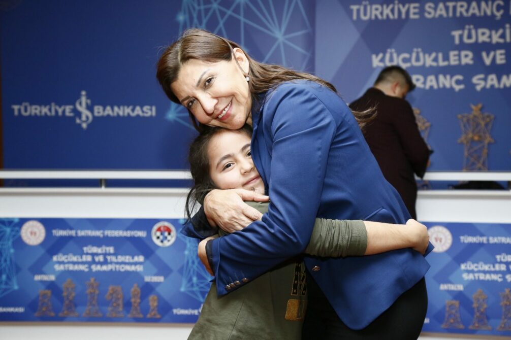 Kıtaların yarıştığı FIDE’nin “Satrançta Yılın Kadınları Ödülleri”nde en fazla ödülü Türkiye kazandı. TSF Başkanı Tulay’ın yanı sıra iki Türk kadın satranççısı da ödüllendirildi. Türkiye’nin ilk Kadın Uluslararası  Satranç Ustası Nilüfer Çınar Çorlulu, “Avrupa’nın Öne Çıkan Satranç Eğitmeni” olarak ödül aldı. Satranç milli takım sporcusu Handenur Şahin de “Avrupa’nın Mücadeleci Ruhuyla Öne Çıkan Engelli Kadın Oyuncusu” oldu.  