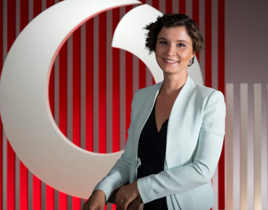 Vodafone Türkiye üst yönetiminde yeni bir atama gerçekleşti. Vodafone Türkiye İnsan Kaynaklarından Sorumlu İcra Kurulu Başkan Yardımcılığı pozisyonuna bu alanın deneyimli isimlerinden Nazlı Tlabar Güler getirildi. Yeni görevine 12 Eylül itibarıyla başlayan Güler, Vodafone Türkiye’nin İnsan Kaynakları alanındaki tüm fonksiyon ve operasyonlarının yönetimini üstlenecek.   