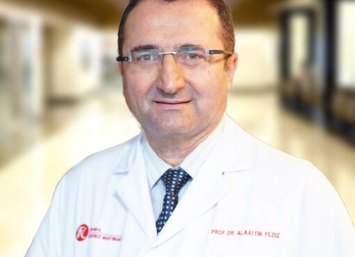 Nadir hastalıklardan biri olan Atipik Hemolitik Üremik Sendrom (aHÜS) görülme sıklığı milyonda 1 ile 9 olarak bildirilmektedir. Küçük kılcal damarlarda pıhtılaşma ile birlikte başta böbrek, beyin akciğer gibi hayati organların fonksiyonlarını bozabilen ciddi, nadir bir hastalıktır. Türk Nefroloji Derneği Başkanı ve İstanbul Üniversitesi, İstanbul Tıp Fakültesi Nefroloji Bilim Dalı Öğretim Üyesi Prof. Dr. Alaattin Yıldız 24 Eylül Atipik Hemolitik Üremik Sendrom (aHÜS) Farkındalık Günü sebebiyle hastalık hakkında önemli bilgiler verdi. 