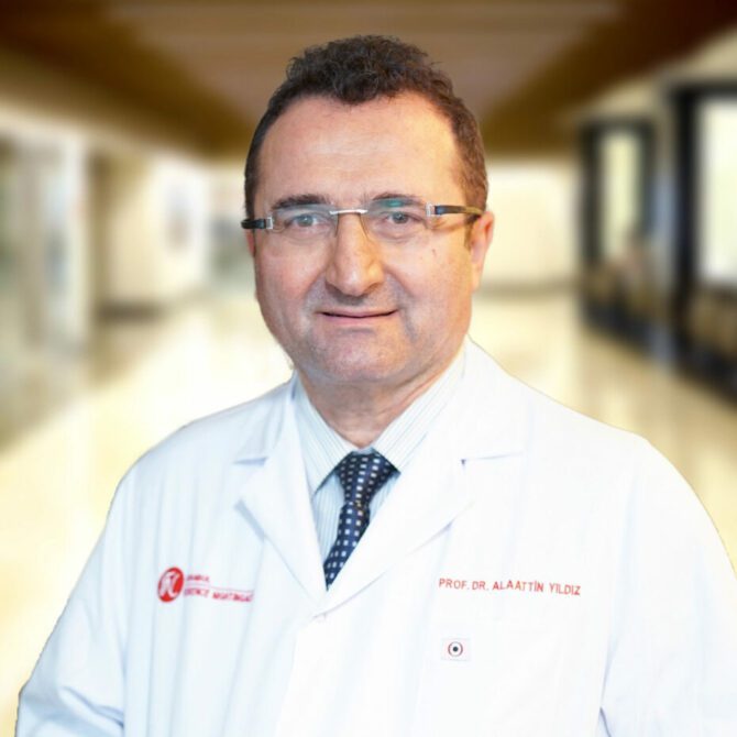 Nadir hastalıklardan biri olan Atipik Hemolitik Üremik Sendrom (aHÜS) görülme sıklığı milyonda 1 ile 9 olarak bildirilmektedir. Küçük kılcal damarlarda pıhtılaşma ile birlikte başta böbrek, beyin akciğer gibi hayati organların fonksiyonlarını bozabilen ciddi, nadir bir hastalıktır. Türk Nefroloji Derneği Başkanı ve İstanbul Üniversitesi, İstanbul Tıp Fakültesi Nefroloji Bilim Dalı Öğretim Üyesi Prof. Dr. Alaattin Yıldız 24 Eylül Atipik Hemolitik Üremik Sendrom (aHÜS) Farkındalık Günü sebebiyle hastalık hakkında önemli bilgiler verdi. 