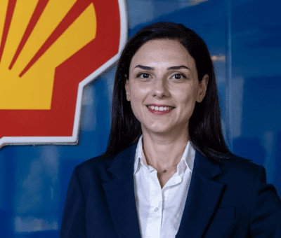 1923 yılından bu yana Türkiye’de güçlü faaliyetlerini sürdüren Shell, Shell Enerji Türkiye Ülke Müdürlüğü görevine Petek Işık Eyilik’in getirildiğini duyurdu.  Petek Işık Eyilik, 2010 yılında Shell’e katıldı ve Shell Enerji Türkiye operasyon ve ticaret  takımlarında çeşitli görevler üstlendi. 2017 yılında Shell Enerji’nin Ticaret Müdürü olarak atanan Eyilik, satış ve tedarik alanlarında önemli çalışmalara imza attı. Yeni rolünde Eyilik, Shell Enerji’nin Türkiye’deki iş kolunu yönetecek ve Shell’in doğal gaz ve elektrik portföyünün büyümesine, karbon nötr hedefleri doğrultusunda müşterilerinin enerji dönüşümlerine destek verilmesine liderlik edecek.   Bilkent Üniversitesi Endüstri Mühendisliği Bölümü mezunu olan Eyilik, Sabancı Üniversitesi Endüstri Mühendisliği ve İşletme çift anadal yüksek lisans programını tamamladı.