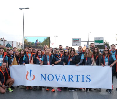 Kendisi de bir koşu tutkunu olan ve TEGV kampanyasına destek olmak için katıldığı 44. İstanbul Maratonu’nun 15 km’lik parkurunu kadınlar arasında ilk yüze girerek tamamlayan Novartis Türkiye Ülke Başkanı Natacha Theytaz, “Novartis olarak kurulduğumuz günden bu yana insanların daha sağlıklı bir hayat sürmelerini sağlamak ve yaşam kalitelerini artırmak için çalışıyoruz. 65 kişilik kalabalık bir ekiple çocuklarımızın eğitimine destek vermek için adım atıyoruz. Novartis kültürünün topluma değer katma konusundaki azmini, çalışanlarımızın bu kampanyaya gösterdikleri ilgi ile bir kez daha ortaya koymuş olduk. Bu anlamlı etkinliğe katılım gösteren çalışma arkadaşlarıma ve onlara desteklerini gönderen tüm bağışçılara içtenlikle teşekkür ediyorum. Beden sağlığı kadar ruh sağlığına da fayda sunan, daha sağlıklı bir yaşamın temelini oluşturan sporun önemine dikkat çekerken böylesi kıymetli bir amaca hizmet ettiğimiz için çok mutluyum” dedi.