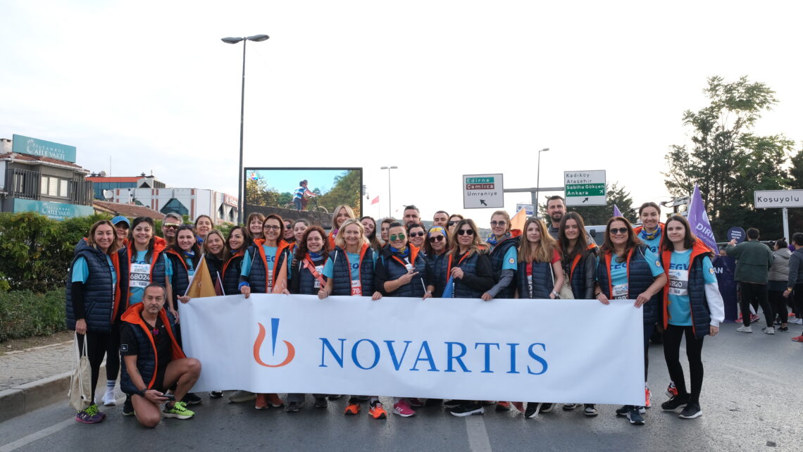 Kendisi de bir koşu tutkunu olan ve TEGV kampanyasına destek olmak için katıldığı 44. İstanbul Maratonu’nun 15 km’lik parkurunu kadınlar arasında ilk yüze girerek tamamlayan Novartis Türkiye Ülke Başkanı Natacha Theytaz, “Novartis olarak kurulduğumuz günden bu yana insanların daha sağlıklı bir hayat sürmelerini sağlamak ve yaşam kalitelerini artırmak için çalışıyoruz. 65 kişilik kalabalık bir ekiple çocuklarımızın eğitimine destek vermek için adım atıyoruz. Novartis kültürünün topluma değer katma konusundaki azmini, çalışanlarımızın bu kampanyaya gösterdikleri ilgi ile bir kez daha ortaya koymuş olduk. Bu anlamlı etkinliğe katılım gösteren çalışma arkadaşlarıma ve onlara desteklerini gönderen tüm bağışçılara içtenlikle teşekkür ediyorum. Beden sağlığı kadar ruh sağlığına da fayda sunan, daha sağlıklı bir yaşamın temelini oluşturan sporun önemine dikkat çekerken böylesi kıymetli bir amaca hizmet ettiğimiz için çok mutluyum” dedi.