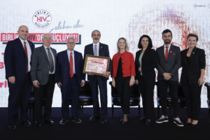 Prof. Dr. Volkan Korten, Prof. Dr. Fehmi Tabak ve Prof. Dr. Özlem Altuntaş Aydın, Pozitif-İz Derneği Kurucu Üyesi Çiğdem Şimşek ve Pozitif Yaşam Derneği Yönetim Kurulu Üyesi Canberk Noyan Harmancı’nın katılımlarıyla Yekta Kopan’ın moderatörlüğünde gerçekleşen toplantıda HIV alanında doğru bilinen yanlışlar ve HIV’le ilgili kamuoyu farkındalığını artırmaya yönelik adımlar konuşuldu. Türkiye’nin, tedaviye erişim ve tedavi başarısı konularında hedeflere yakın olduğunu vurgulayan uzmanlar, tanı alanında ne yazık ki hedeflerin gerisinde kaldığının altını çizdi. 