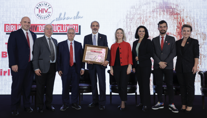 Prof. Dr. Volkan Korten, Prof. Dr. Fehmi Tabak ve Prof. Dr. Özlem Altuntaş Aydın, Pozitif-İz Derneği Kurucu Üyesi Çiğdem Şimşek ve Pozitif Yaşam Derneği Yönetim Kurulu Üyesi Canberk Noyan Harmancı’nın katılımlarıyla Yekta Kopan’ın moderatörlüğünde gerçekleşen toplantıda HIV alanında doğru bilinen yanlışlar ve HIV’le ilgili kamuoyu farkındalığını artırmaya yönelik adımlar konuşuldu. Türkiye’nin, tedaviye erişim ve tedavi başarısı konularında hedeflere yakın olduğunu vurgulayan uzmanlar, tanı alanında ne yazık ki hedeflerin gerisinde kaldığının altını çizdi. 