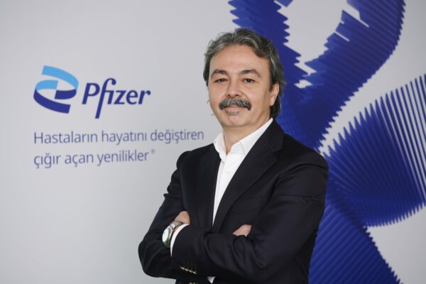 ​Pfizer Onkoloji Lideri Mehmet Yetiş farkındalık kampanyasıyla ilgili şunları söyledi: “Kanserle savaşan herkesle el ele” olarak tanımladığımız mottomuzun temelinde tam olarak bu anlayış yatıyor. Tüm odağımızı hastaların ihtiyaçlarını önceliklendirmeye ayırıyor, hasta ve hasta yakınlarının doğru bilgiye ulaşması, onlarda farkındalık yaratmak için koşulsuz destekler sunuyor, yenilikçi tedavilerimizin en hızlı şekilde hastalara ulaşabilmesi adına çalışıyoruz. Hastalar, doğası itibarıyla zor olan kanser yolculuğunda bilgiye, desteğe ve umuda ihtiyaç duyuyor. Pfizer olarak umudu tedavinin bir parçası olarak görüyoruz. Bu alandaki mevcut bilgi birikiminin ve bu birikime dayanan tedavi yöntemlerinin hastalara umut olduğunu biliyoruz. Bu doğrultuda hastaların umudunu örgütleyen ve besleyen pek çok çalışmanın yanı sıra “Bizim Rengimiz Cesaret” kampanyasına imza atarak kanser yolculuğunda doğru bilgiye ulaşabilmek için cesaretin kritik önem taşıdığına dikkat çekiyoruz.”