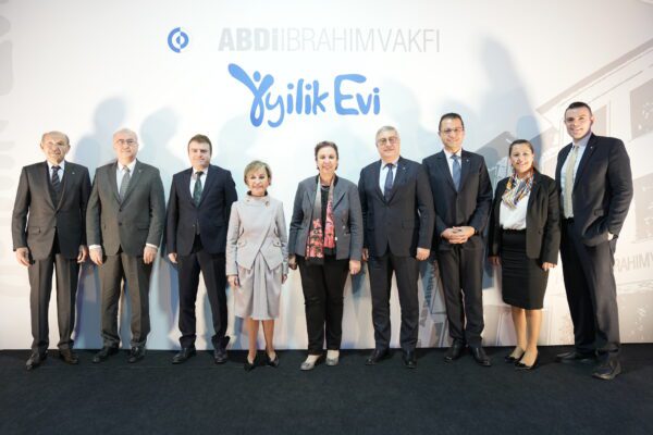 Açılış töreninde konuşan Abdi İbrahim Yönetim Kurulu Başkan Vekili ve Abdi İbrahim Vakfı Mütevelli Heyeti Başkanı Nesrin Barut Esirtgen, “Tedavi için İstanbul’a gelen çocuklarımızın ve onlara refakat eden yakınlarının konaklama ihtiyaçlarını dikkate alarak, çözümün bir parçası olmak adına İyilik Evi projesini hayata geçirdik. Biz iyiliğin ve iyileştirme tutkusunun bulaşıcı olduğuna yürekten inanıyoruz. İyilik Evimiz de bu inancın ve iradenin bir yansımasıdır” diye konuştu. Abdi İbrahim Kurumsal İlişkiler, Sürdürülebilirlik ve İletişim Direktörü ve Abdi İbrahim Vakfı Yönetim Kurulu Başkanı Dr. M. Oğuzcan Bülbül ise vakfın sağlık, eğitim ve spor gibi farklı başlıklarda yürüttüğü toplumsal sorumluluk projeleri hakkında bilgi vererek, “Türkiye’nin iyileştiren gücü olarak sosyal fayda odaklı projeleri, iş hedeflerimizin ayrılmaz bir parçası olarak görüyor, hiç bitmeyen bir azim ve enerjiyle insanlığa hizmet ediyoruz” dedi.