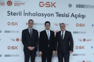 GSK Türkiye ve Abdi İbrahim iş birliğinde, T.C. Cumhurbaşkanlığı Yatırım Ofisi’nin desteğiyle hayata geçirilen Steril İnhalasyon Tesisi faaliyetine başladı. Yatırım tutarı 340 milyon Türk lirasını bulan ve solunum yolu hastalıklarının tedavisinde kullanılan en ileri ‘nebül’ teknolojisini ülkemize kazandıran tesis, GSK’nın tüm nebül portföyünün üretildiği dünyadaki tek üretim merkezi oldu.