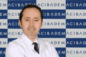 Acıbadem Altunizade Hastanesi Kadın Hastalıkları ve Doğum Uzmanı Prof. Dr. Taner Usta, bu nedenle erken teşhis ve tedavinin endometriozis hastalığında büyük bir önem taşıdığına dikkat çekerek, “Tanı ve tedavideki gecikmeyi önlemek için öncelikle hastalığın sinyalleri iyi tanınmalı ve zamanında hekime başvurulmalıdır. Özellikle ağrılı adet görme, ağrılı cinsel ilişki ve adet döneminde ağrılı dışkılama varsa, akla mutlaka endometriozis gelmelidir” diyor. 