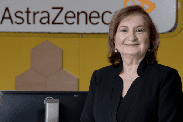 AstraZeneca Türkiye İnsan Kaynakları Direktörü Feyza Aysan, “İş yeri kültürü ve çalışan deneyimi konusunda küresel çapta faaliyet gösteren GPTW gibi önemli bir kurum tarafından yıllardır üst üste ödüllere layık görülmemizden sonra bu yıl da sektörümüzde lider ilan edilmemiz bizim için bir gurur vesilesidir. Sadece bilimsel çalışmalarımızla değil, aynı zamanda çalışanlarımıza yaptığımız katkı ve sunduğumuz gelişim fırsatlarıyla istihdam dünyasının da liderleri arasında olduğumuzun teyit edilmesinden mutluluk duyuyoruz. Önce insanı merkeze koyarak çalışanlarımızın iş-özel yaşam dengesini ve çalışan bağlılığını sağlama odaklı esnek çalışma ve esnek yan haklar gibi pek çok uygulamayı Türkiye’de hayata geçiren ilk firmalardan birisiyiz. Sürekli gelişime inanan ve sürdürülebilir başarıyı hedefleyen AstraZeneca olarak yeni trendleri takip ederek kurum kültürümüze uyarlıyor, çalışanlarımızı iş hayatlarında destekleyerek tam potansiyellerine ulaşmalarını sağlayacak eşit fırsatlar sunuyoruz. Çalışanlarımızı dinlemenin ve onlara düşüncelerine değer verildiğini hissettirmenin öneminin farkındayız ve tüm uygulamalarımızı bu düşüncemize dayandırıyoruz. Yenilikçi ve eşitlikçi uygulamalarımızla birlikte ‘İyi Bir İşyeri’ olma stratejimiz doğrultusunda çalışmalarımıza daha büyük bir motivasyonla devam edeceğiz.” dedi.