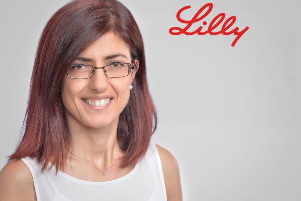 Lilly İlaç'ın organizasyonel yapılanması için elde edilen başarının önemine işaret eden Lilly Türkiye İnsan Kaynakları Direktörü Defne Orhun, “Lilly Türkiye olarak, yer aldığımız sektörde her zaman insana verilen değeri ön planda tutan bir vizyona sahip olmamız, bu vizyonu şirket içerisinde de en iyi şekilde etkin hale getirmemizi mümkün kılıyor. Şirket kültürümüzü her açıdan daha iyi tanımak ve gelişim alanlarımızı keşfetmek üzere katıldığımız Great Place to Work® Certified Programı, bize şirket kültürümüze dair birçok ayrıntıyı yakından görme imkanı verirken aynı zamanda gurur verici bir başarı getirdi. Katıldığımız program kapsamında yapılan değerlendirmeler kurum kültürümüzün çalışanlarımızda oluşturduğu algının tam da hedeflediğimiz doğrultuda olduğunu gösterdi. Araştırmaya katılan çalışanlarımız yüzde 98 gibi çok yüksek bir oranla şirketimize katıldıklarında mutlulukla karşılandıklarını ifade ederlerken, çalışanlarımız açısından önem verdiğimiz dostluk ve takım üyeliği gibi aidiyet olgusu ile ilişkili olan değerleri kapsayan yüksek değerlendirme sonuçlarının mutluluğunu yaşadık. Bunun yanında Lilly'nin çeşitlilik, eşitlikçilik ve dahil etme önceliği kapsamında; adalet odaklı değerlendirmelerin yüzde 92 gibi yüksek bir oranda olması bize insan kaynakları uygulamalarımızda doğru bir rotada olduğumuzu ispatladı. Lilly İlaç olarak, kurum kültürümüz ve çalışanlarımızın mutluluğuna odaklanan insan kaynakları uygulamalarımızla elde ettiğimiz bu başarıyı daha ileri taşımak üzere çalışmaya devam edeceğiz” dedi.