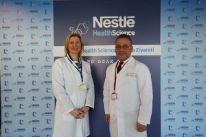 Dünyanın lider gıda şirketi İsviçre merkezli Nestlé’nin iş birimi Nestlé Health Science’ın, 2022 yılı Temmuz ayında Bursa Karacabey’de açılışını yaptığı Türkiye’nin ilk enteral beslenme ürünleri fabrikası, faaliyetlerine tüm hızıyla devam ediyor. 2020 yılının Haziran ayında Balıkesir Gönenli Süt AŞ. Tesisleri’nde Türkiye’nin ilk yerli enteral beslenme ürünleri üretimiyle yerlileşmenin birinci adımını atan Nestlé Health Science, ikinci adımında faaliyete geçirdiği Bursa Karacabey fabrikasında yarattığı katma değerle ülkede bu alana öncülük ediyor. Nestlé Health Science, Karacabey fabrikasında yıllık 9 bin ton olan üretim kapasitesini, 2023’ün Mayıs ayında gerçekleştireceği kapasite artışı sayesinde yaklaşık iki katına çıkararak 16 bin tona ulaştırmayı hedefliyor.